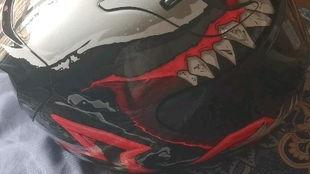 国产毒液头盔试戴视频教程,轻松掌握佩戴技巧