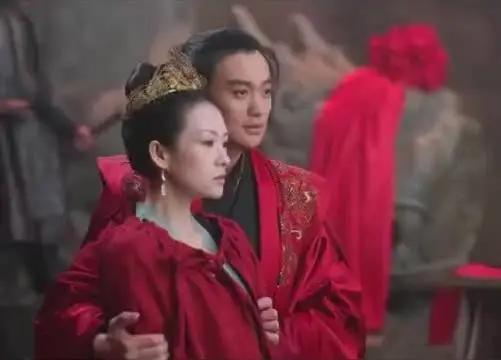 国产女主虐恋男视频,女主深情虐恋，男主心碎成河